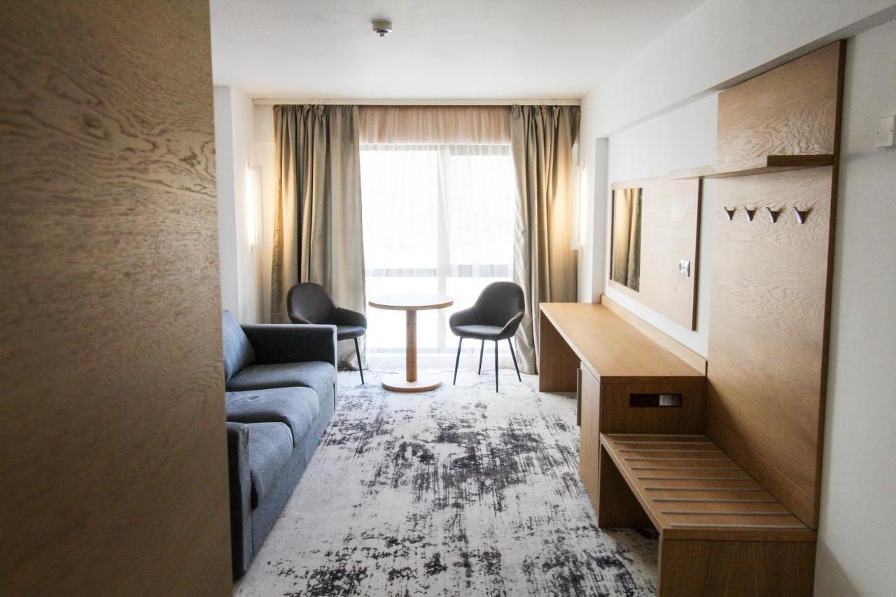 Avenue - Avenue 4*